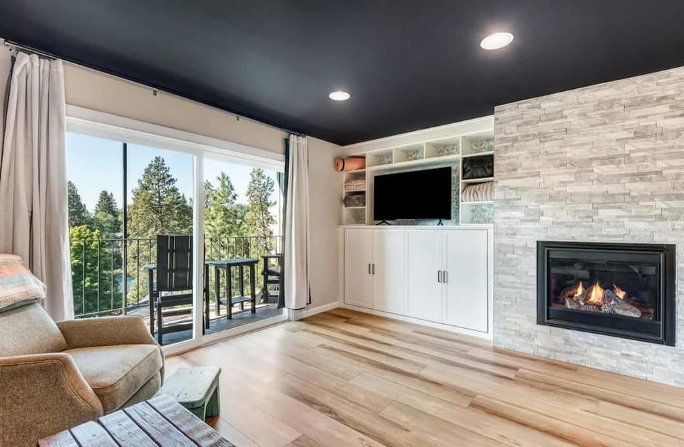 Top Floor Riverfront Condo at the edge of Downtown House in Bend