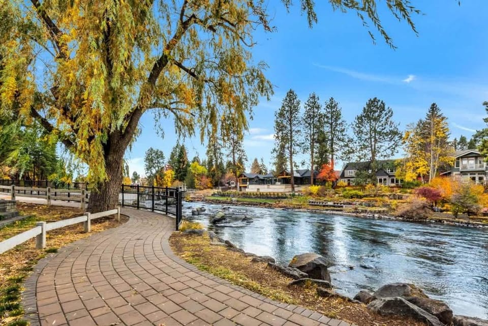 Top Floor Riverfront Condo at the edge of Downtown House in Bend