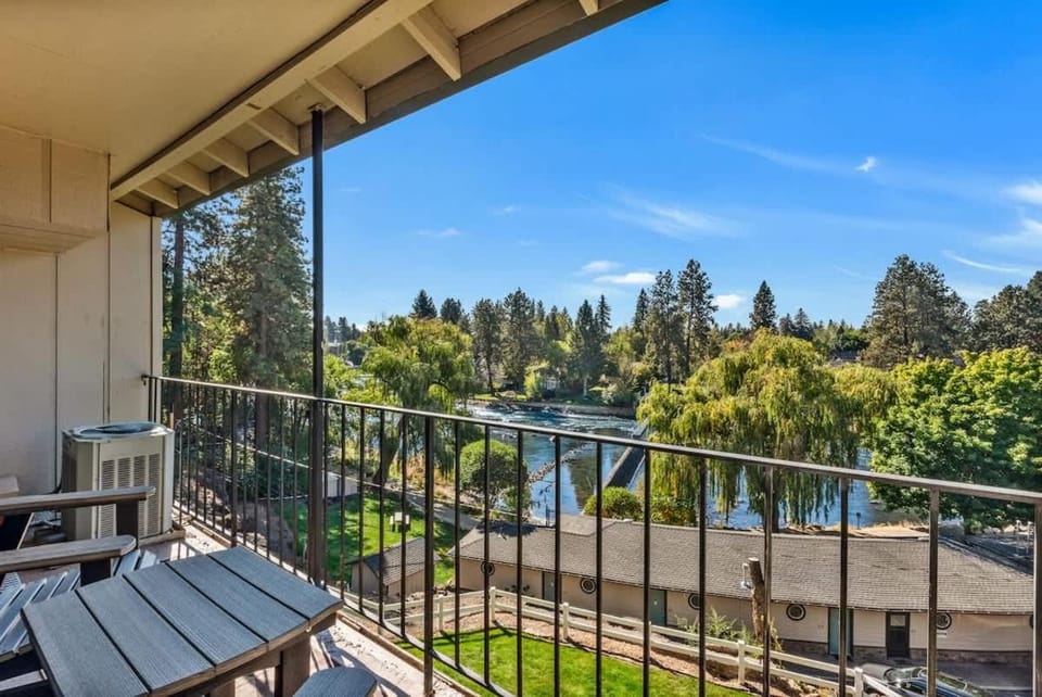 Top Floor Riverfront Condo at the edge of Downtown House in Bend