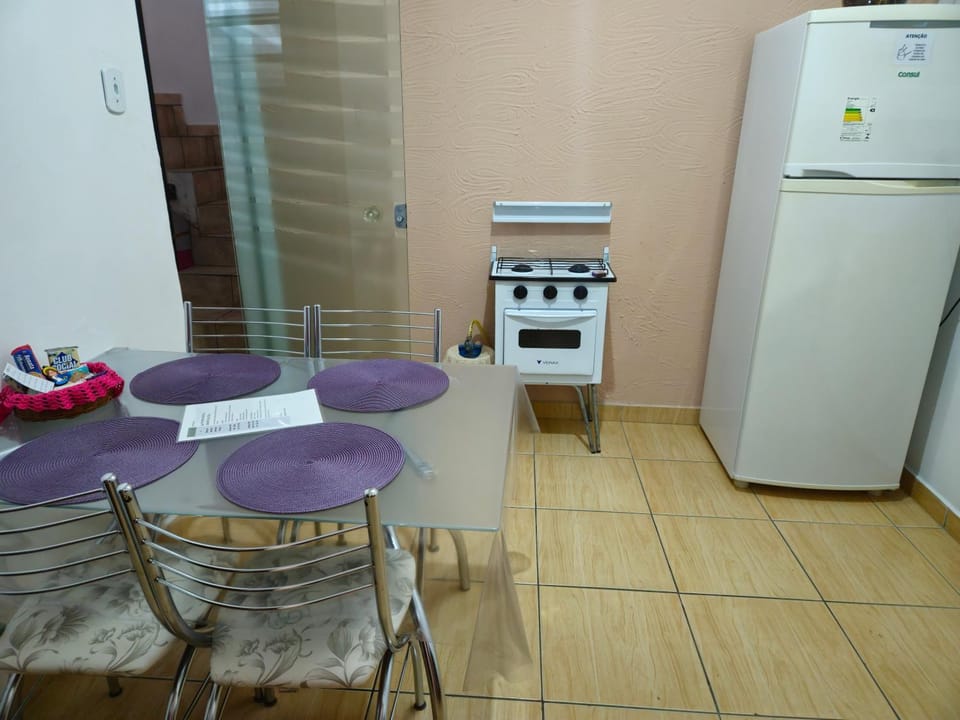 Kitchen or kitchenette, Dining area, minibar, oven, stove