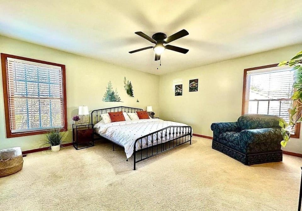 Charming Family Friendly House, Hot tub, Playroom House in Tunkhannock Township
