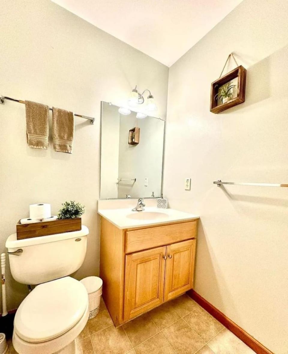 Charming Family Friendly House, Hot tub, Playroom House in Tunkhannock Township