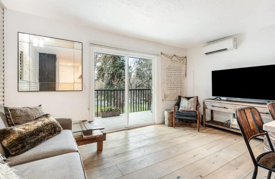 Top Floor Pioneer Park Condo near Downtown House in Bend