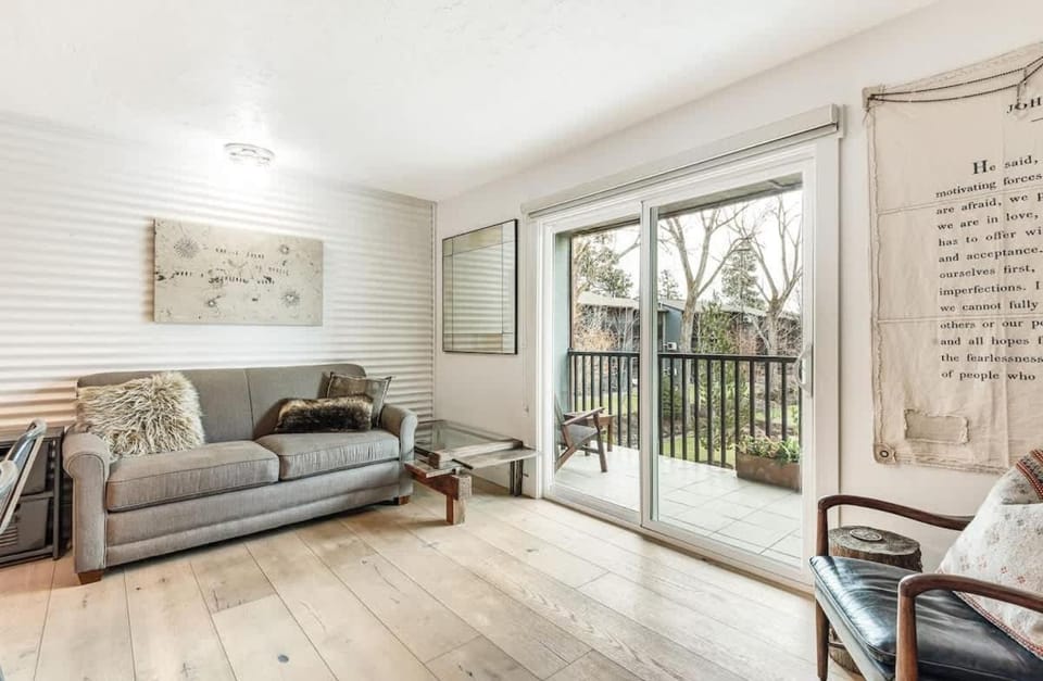 Top Floor Pioneer Park Condo near Downtown House in Bend