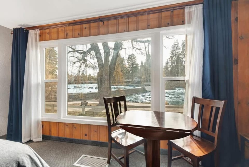 Riverfront Studio with Trail access House in Bend