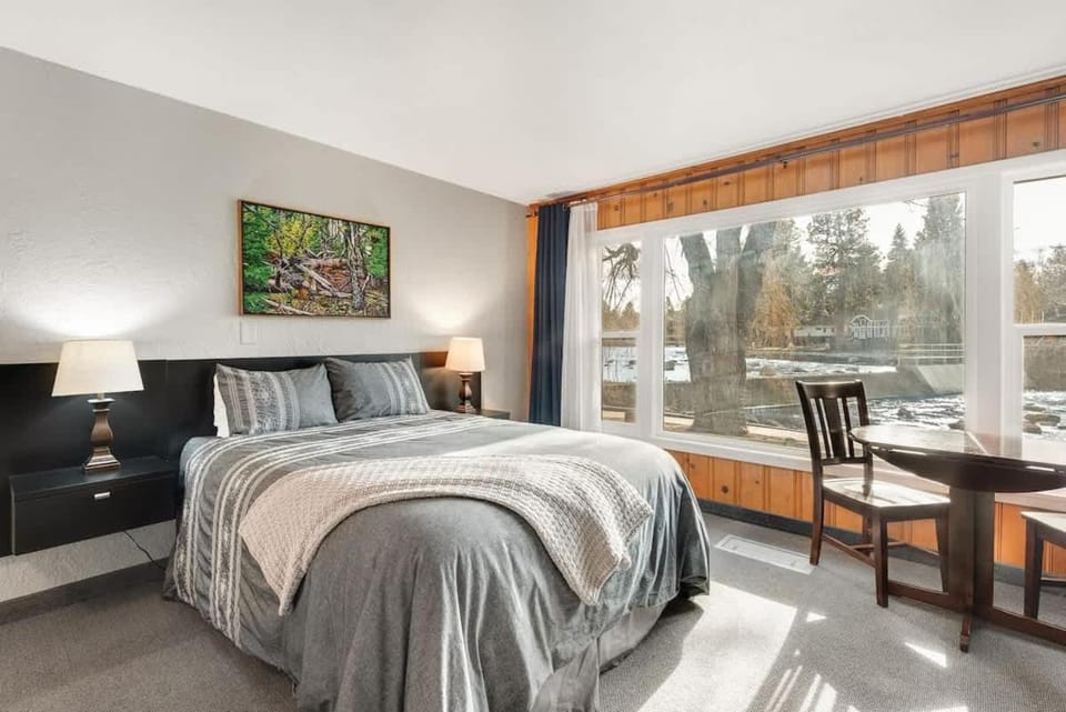 Riverfront Studio with Trail access House in Bend