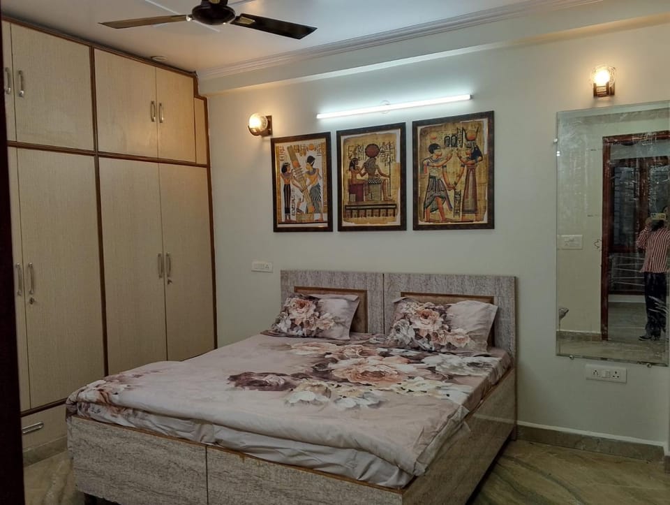 ParadiseHome Luxury 4BHK Lift Private Floor Apartment in New Delhi