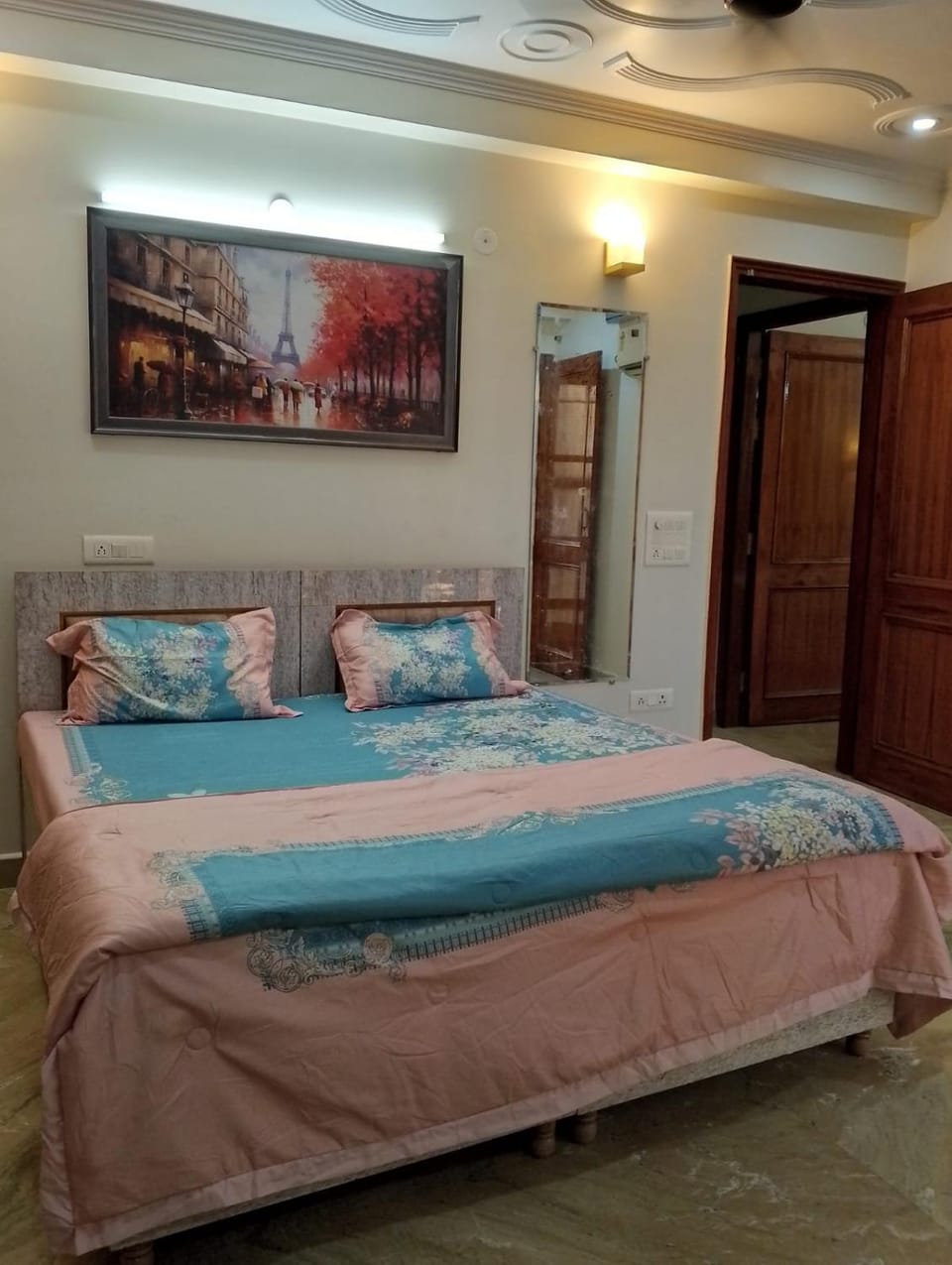 ParadiseHome Luxury 4BHK Lift Private Floor Apartment in New Delhi