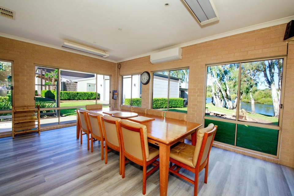Barry's Riverside Retreat House in Bundalong
