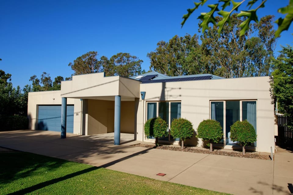 Barry's Riverside Retreat House in Bundalong