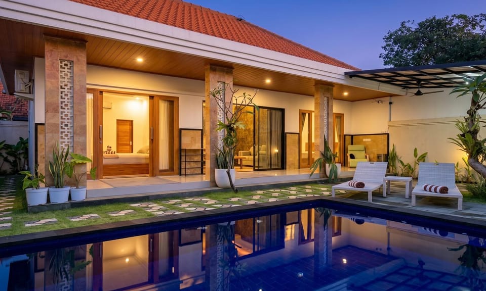 Property building, Patio, Garden view, Pool view, Swimming pool, sunbed