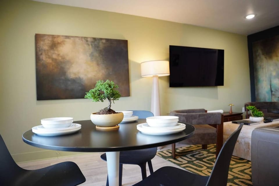 TV and multimedia, Living room, Seating area, Dining area