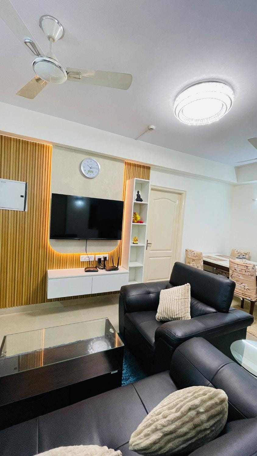 Communal lounge/ TV room, TV and multimedia, Living room, Seating area, Evening entertainment
