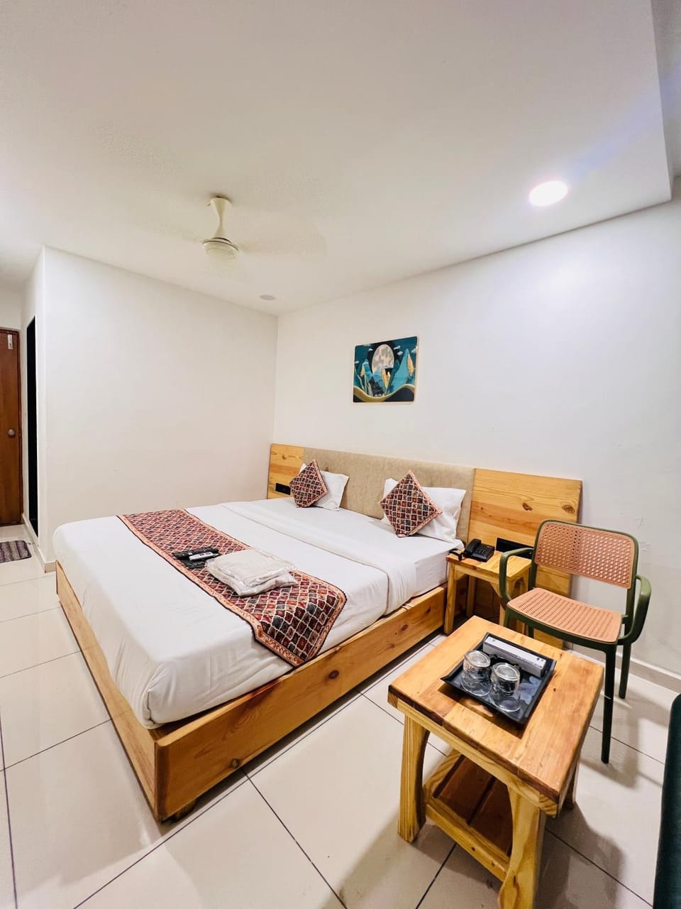 Bed, TV and multimedia, Bedroom