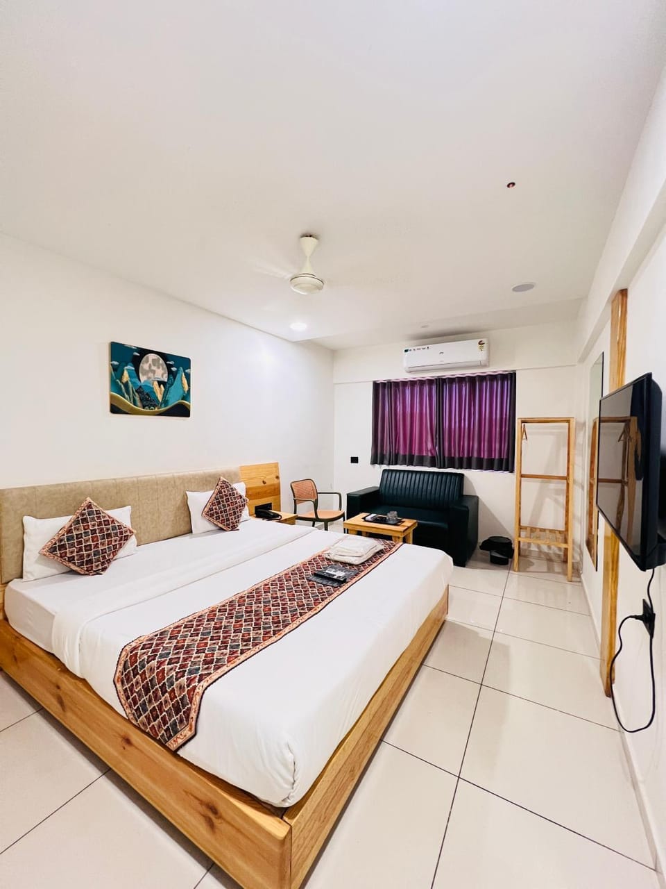 Bed, Photo of the whole room, Bedroom