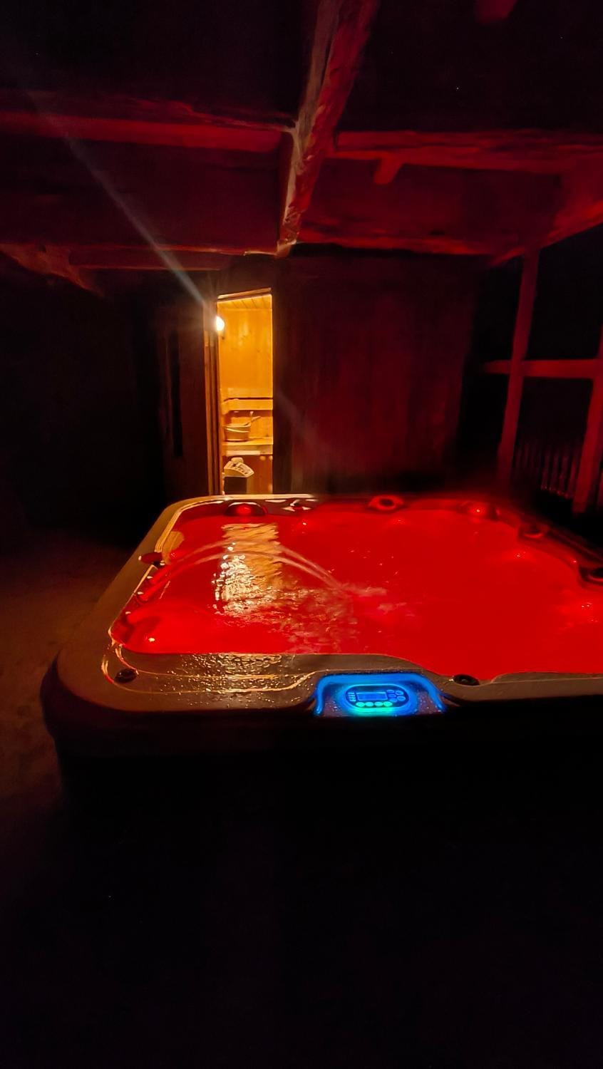 Hot Tub, Sauna