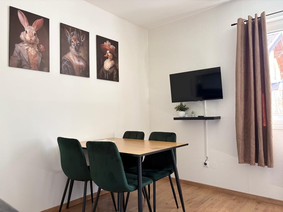 TV and multimedia, Living room, Seating area, Dining area