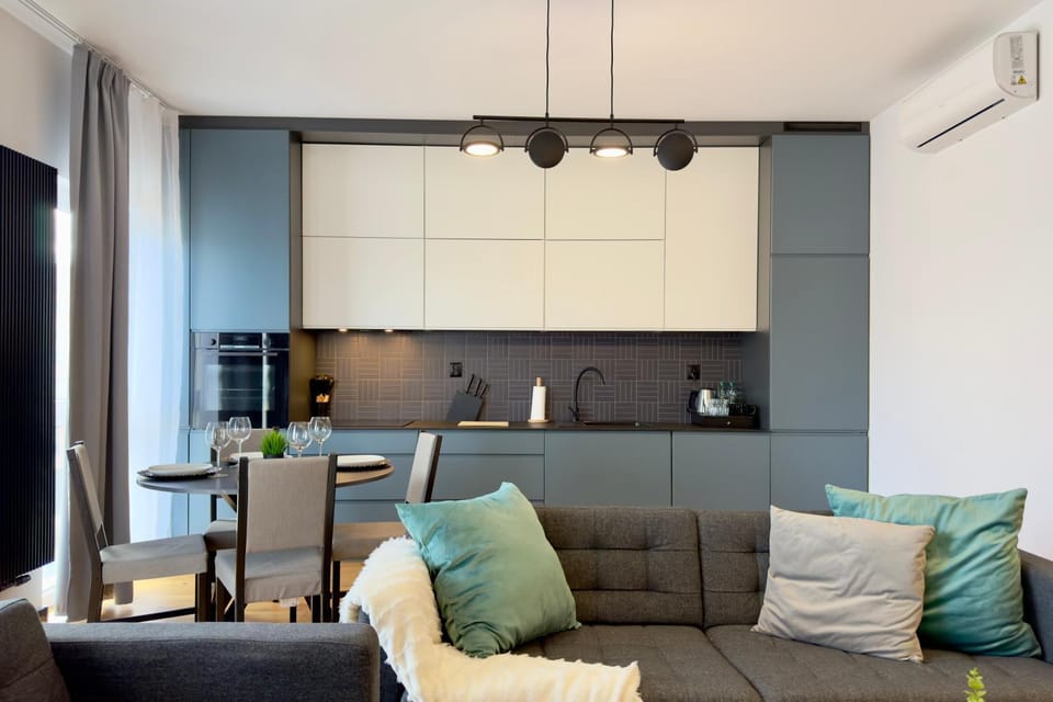 Kitchen or kitchenette, air conditioner