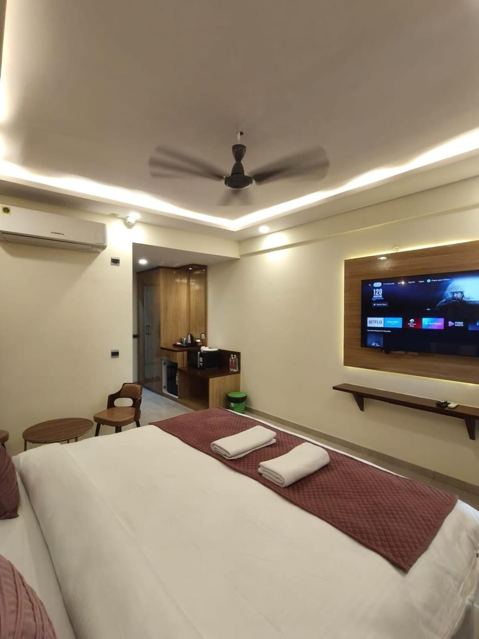 Couple's Paradise Omaxe Hazratganj Lucknow Apartment in Lucknow