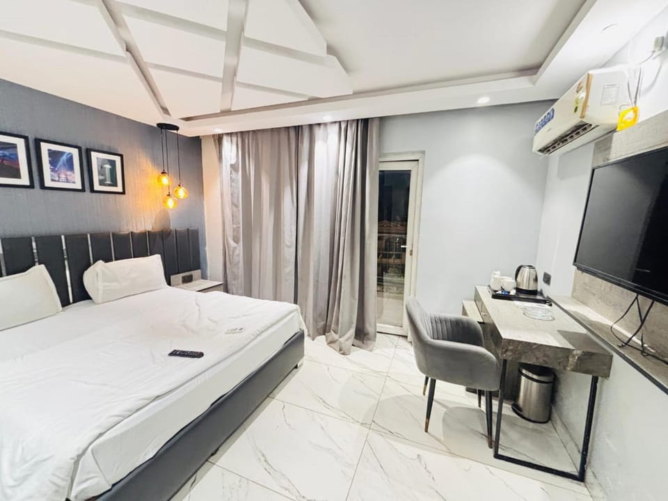 Bed, TV and multimedia, Photo of the whole room, Bedroom