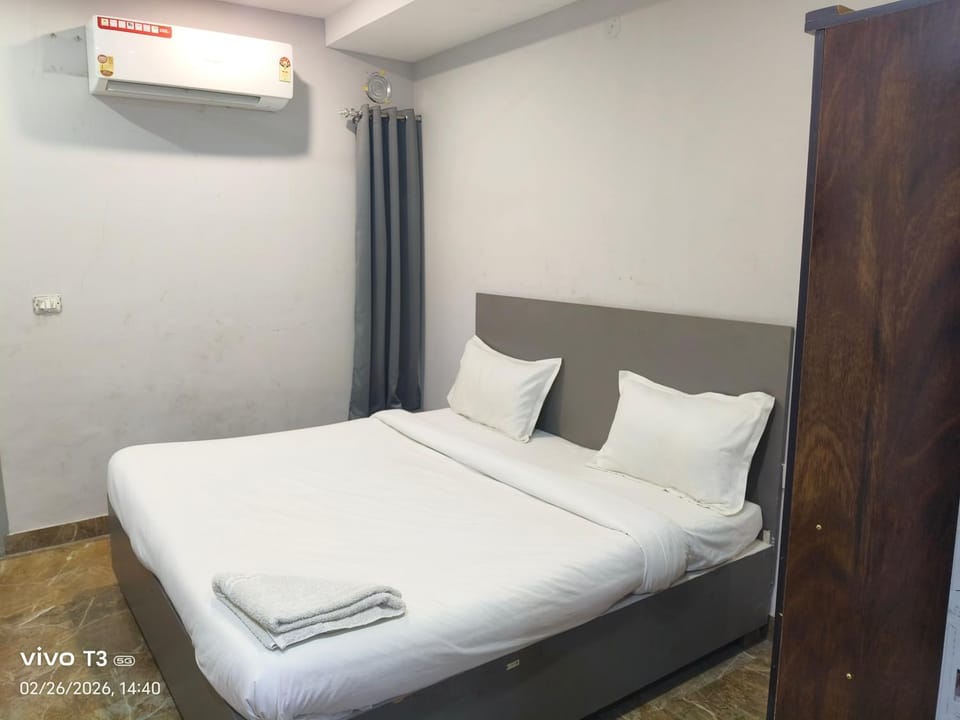 Bed, Photo of the whole room, Bedroom, towels, air conditioner