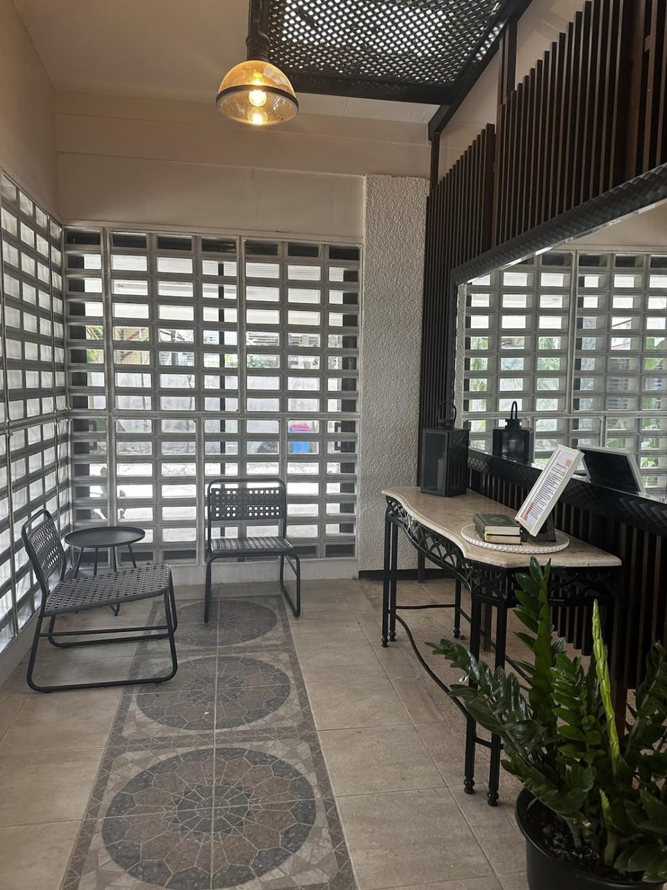 Luxury 4BR in Prime Location with 6 Car Parking Villa in Bacolod