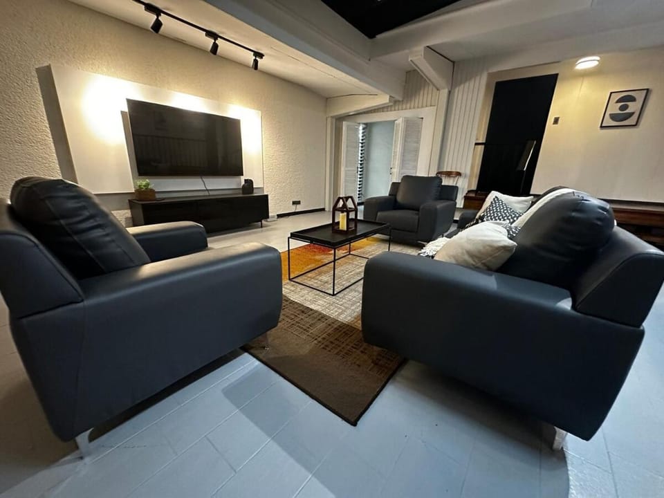 Luxury 4BR in Prime Location with 6 Car Parking Villa in Bacolod