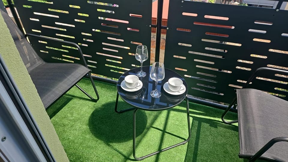 Purple Whisper 1-BDR Designer Apt, 2 Beds, Balcony Apartment in City of Zagreb