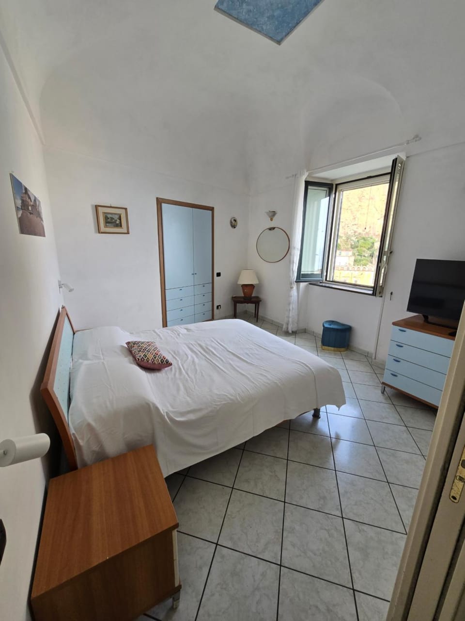 Bed, TV and multimedia, Photo of the whole room, Bedroom