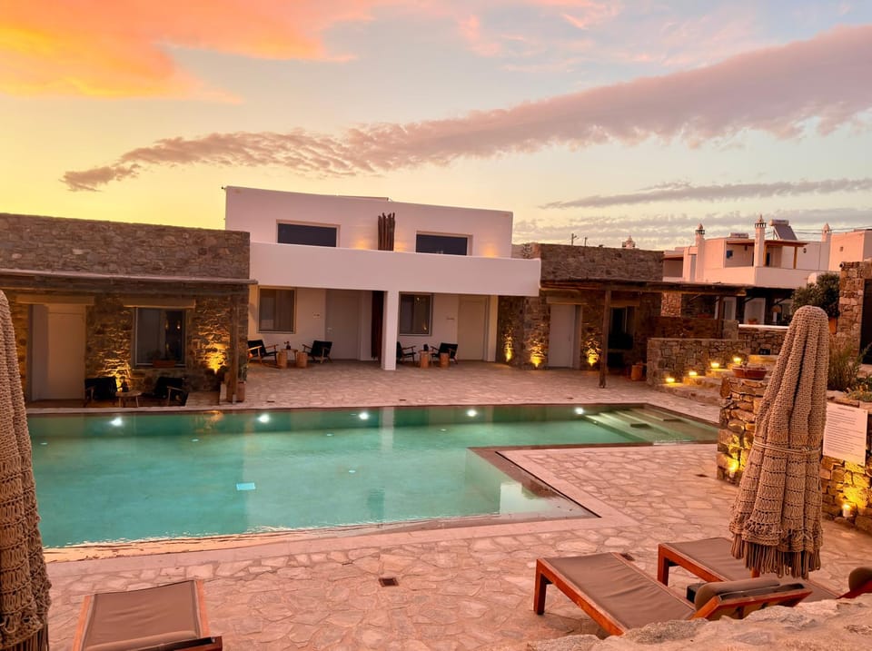 Property building, Swimming pool, sunbed