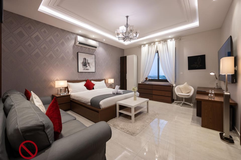 Bed, TV and multimedia, Living room, Photo of the whole room, Seating area, Bedroom