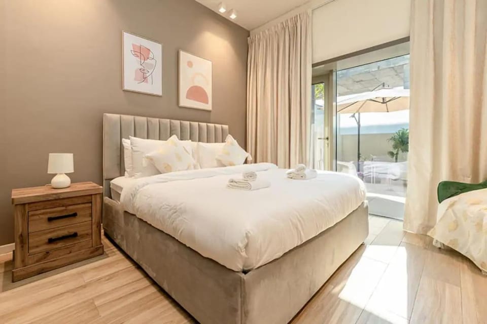 Bed, Bedroom, towels, air conditioner
