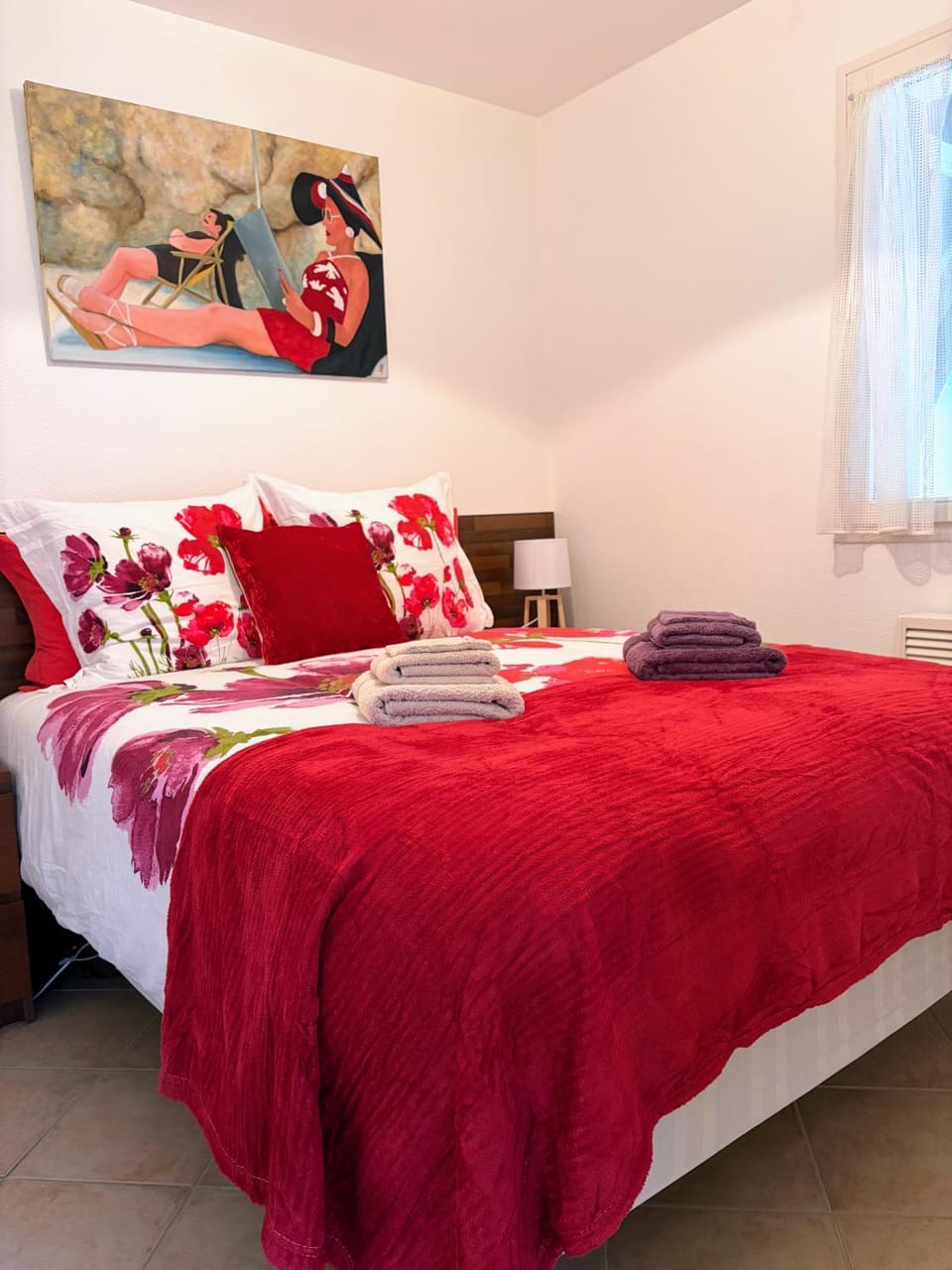 Photo of the whole room, Bedroom