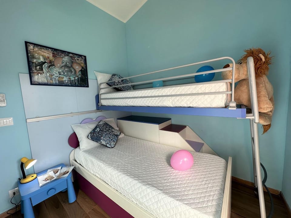Bedroom, bunk bed