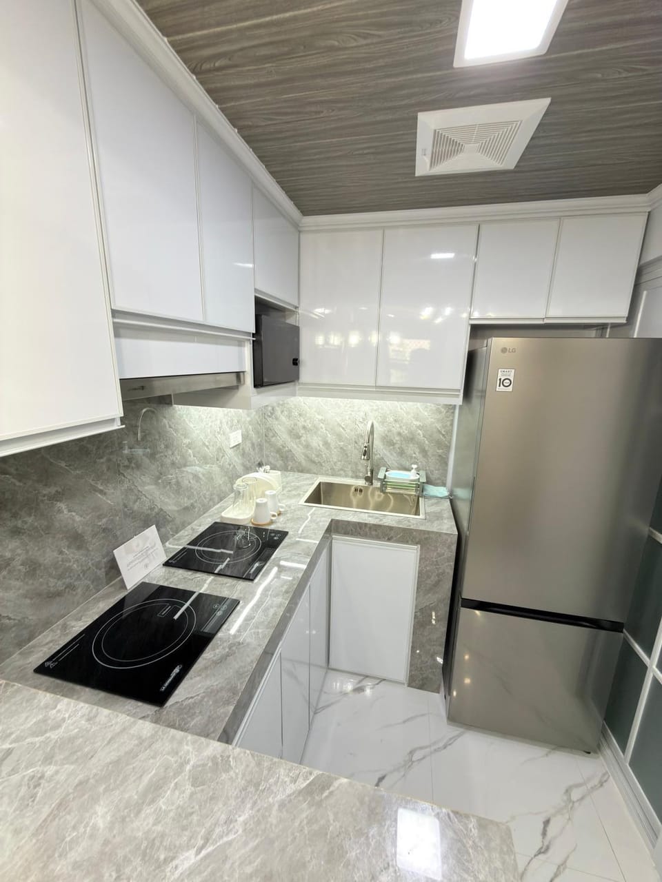 Kitchen or kitchenette, minibar, oven, stove