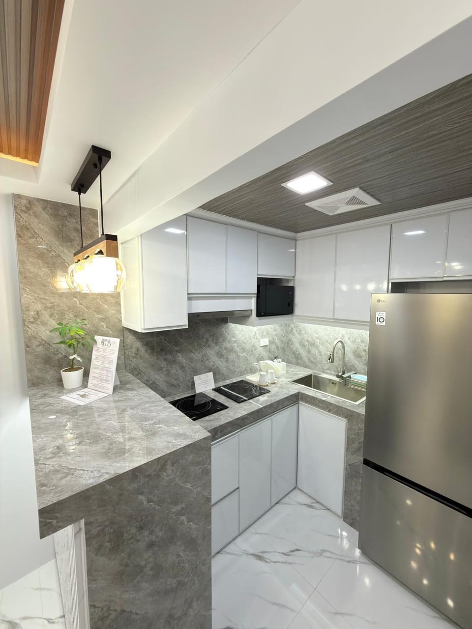 Kitchen or kitchenette, dishwasher, minibar, oven, stove
