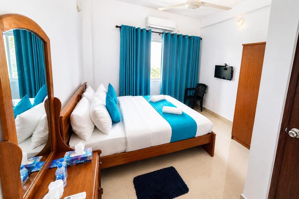 Bed, TV and multimedia, Photo of the whole room, Bedroom, towels
