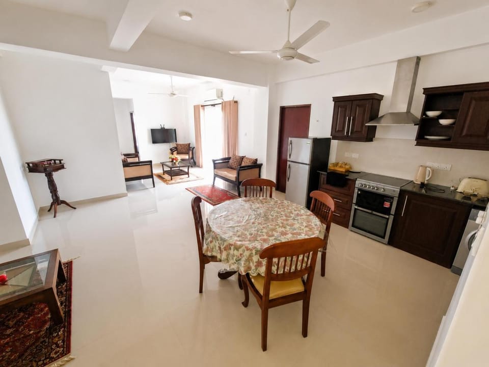 Kitchen or kitchenette, Dining area, oven, stove