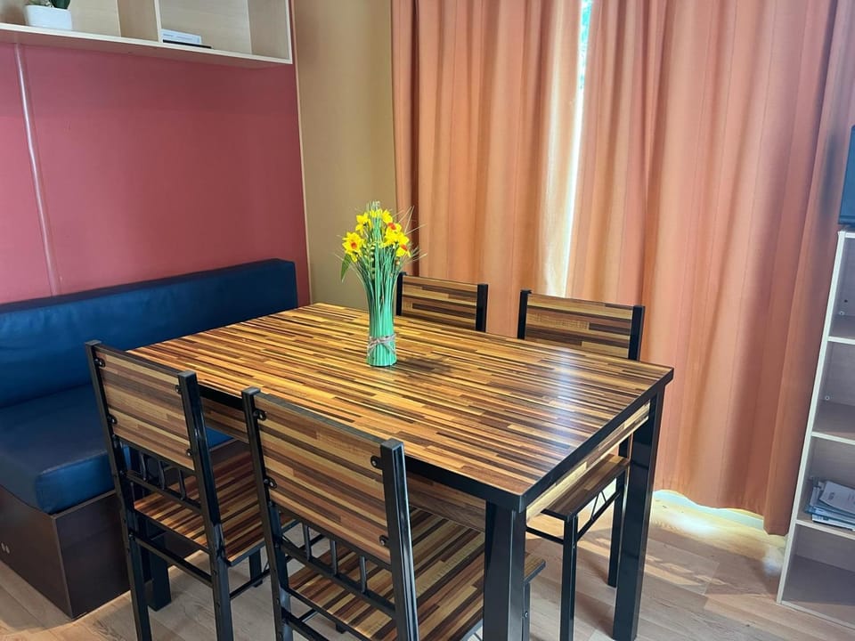 Seating area, Dining area