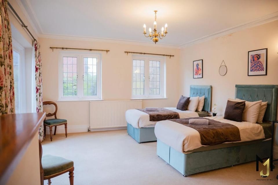 Spacious 10BR Home, Ideal For Contractors & Groups Villa in Maidenhead