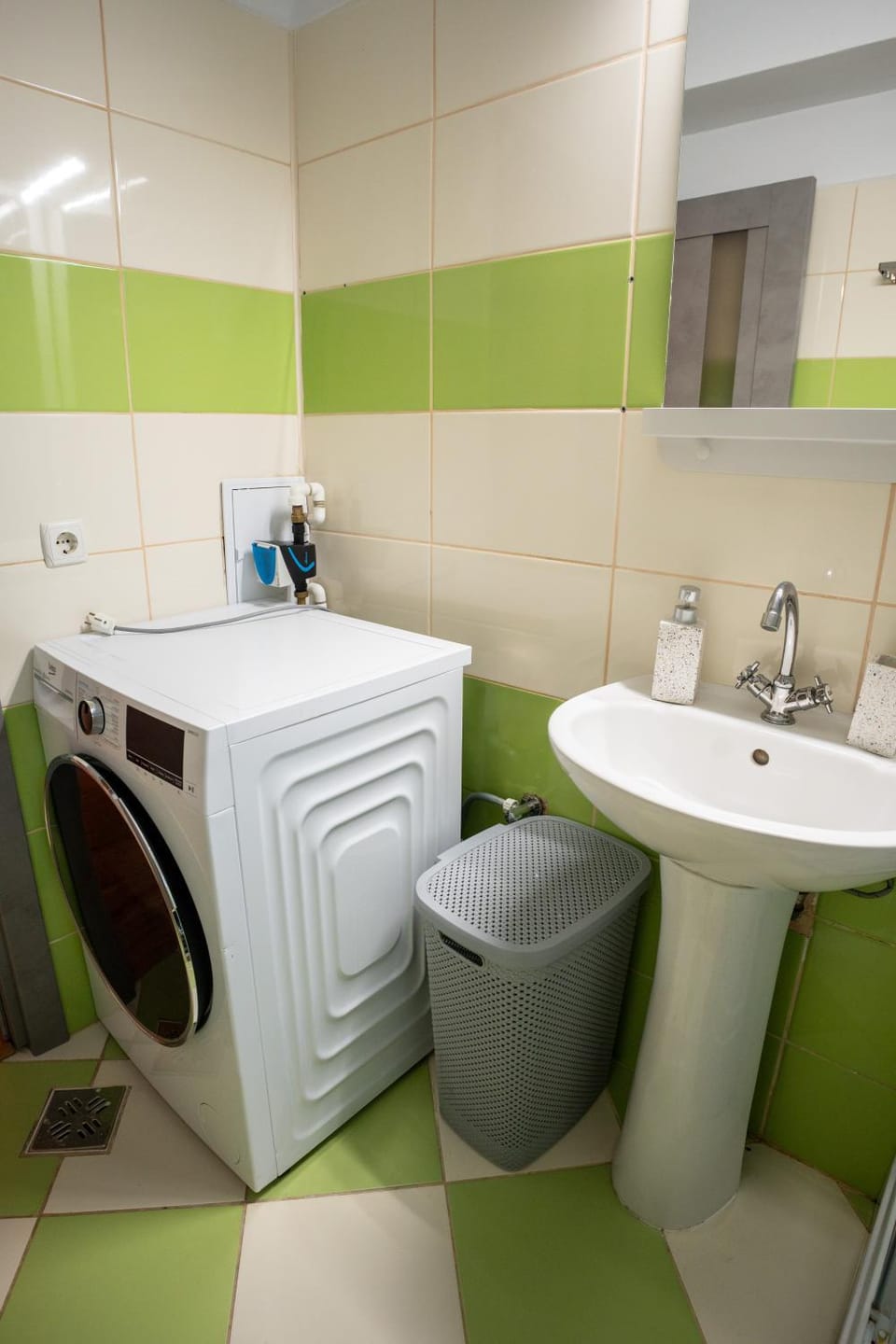 Bathroom, Kitchen or kitchenette, washing machine, dryer