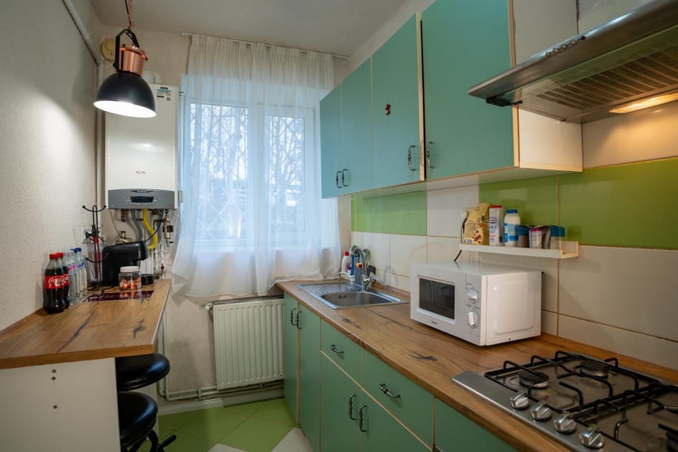 Coffee/tea facilities, Kitchen or kitchenette, minibar, oven, stove