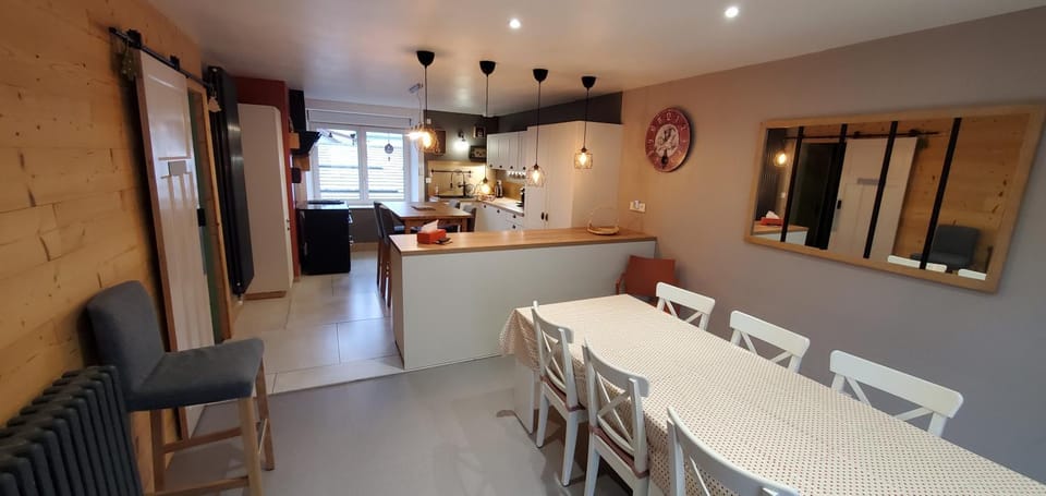 Kitchen or kitchenette, Dining area