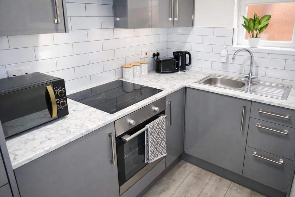 Coffee/tea facilities, Decorative detail, Drinks, dishwasher, microwave, oven, stove, toaster, kitchen