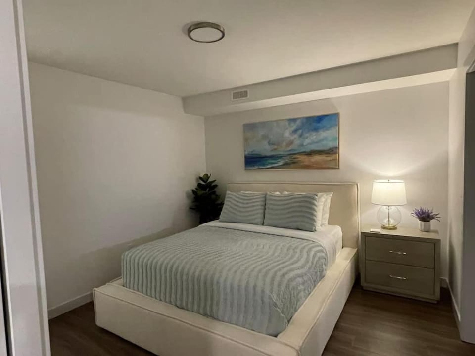 Large 1 BR with 6 appliances and rooftop swim spa Apartment in Dartmouth