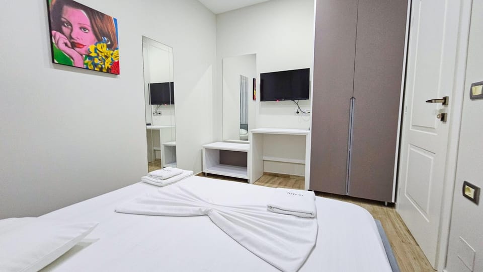 Bed, TV and multimedia, Photo of the whole room, Bedroom, towels, wardrobe