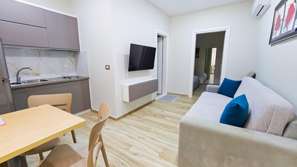 TV and multimedia, Kitchen or kitchenette, Living room, Seating area, Dining area