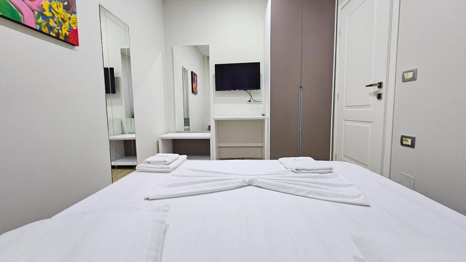 Bed, TV and multimedia, Photo of the whole room, Bedroom, towels, wardrobe