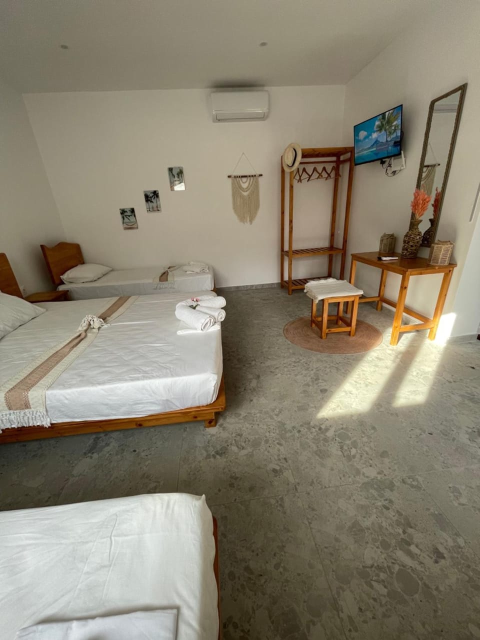 Bed, TV and multimedia, Photo of the whole room, Bedroom, towels, air conditioner
