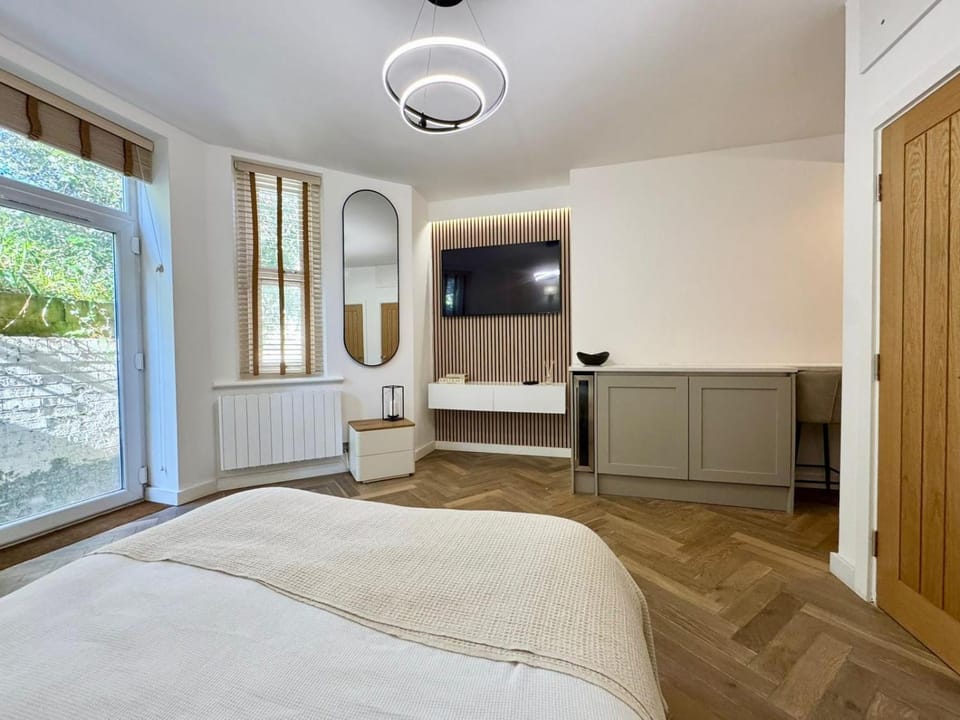 West Cliff Studio - Private Garden mins from Beach Apartment in Bournemouth